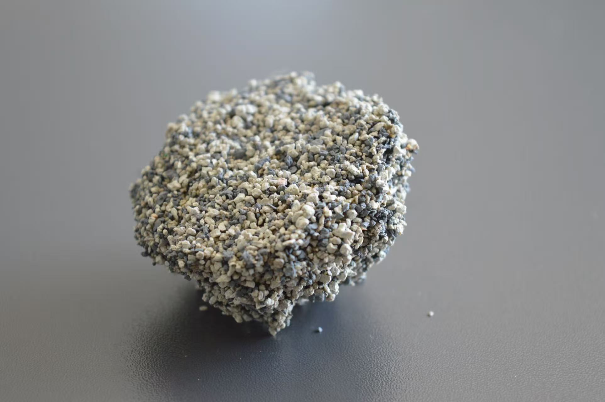 Mineral cat litter granules forming a clump after liquid absorption